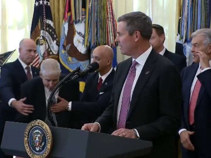 Susto en la Casa Blanca: un alto ejecutivo de un laboratorio se desmayó durante una conferencia de Trump en el Salón Oval