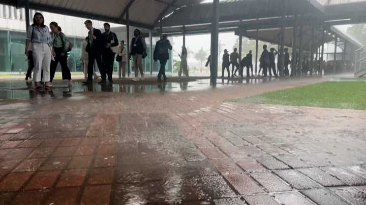 Video: Heavy rains flood COP30 conference entrances