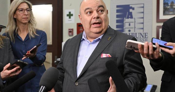 Quebec's federation of family doctors launches legal challenge against pay reform law