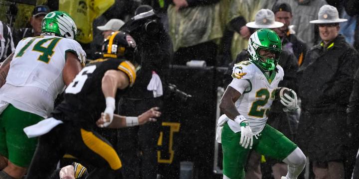 No. 6 Oregon escapes with 18-16 win over Iowa on Sappington’s field goal with 3 seconds left