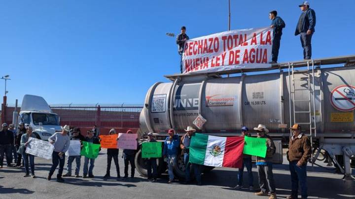 Bloquean campesinos fila de transportistas en el Puente Zaragoza🎦