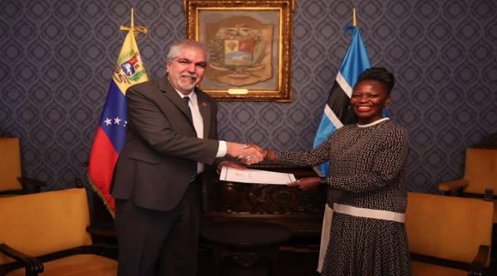 Embajadora de Botsuana presenta Copias de Estilo ante Cancillería venezolana