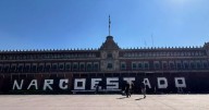 Vuelven a pintar "Narcoestado" en Palacio Nacional y exhiben Top Ten de "Narcopolíticos"