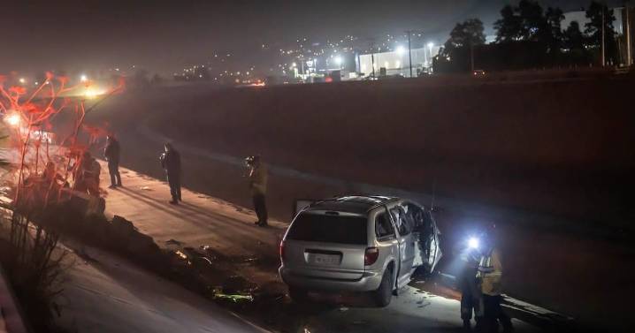 Pierde el control y cae a la canalización