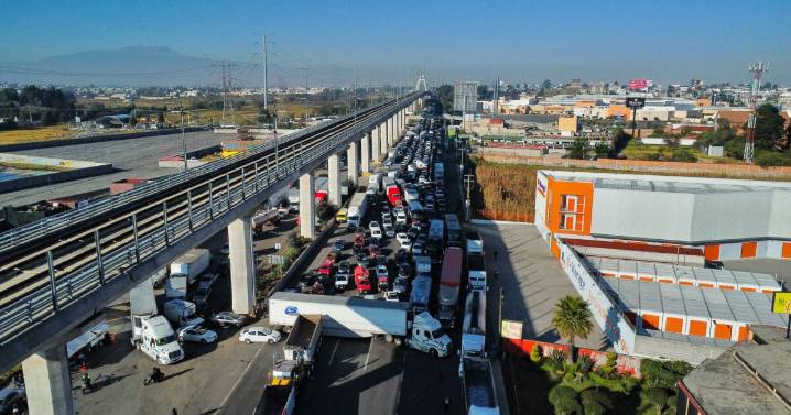 Transportistas deciden mantener bloqueos; diálogo con Segob se pausa