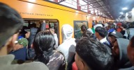 ‘Ni saliendo antes’: Usuarios de las líneas 7 y 8 del Metro se quejan por retrasos de más de 10 minutos
