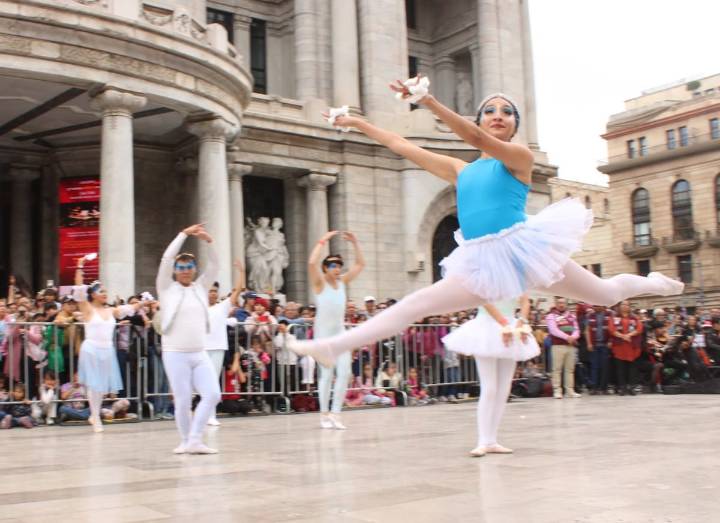 El Gobierno de la CDMX inicia la temporada navideña con una presentación multitudinaria de El Cascanueces en la explanada de Bellas Artes