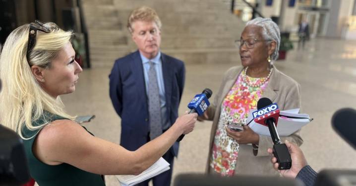 New policy largely quells sign displays in Gov. Plaza