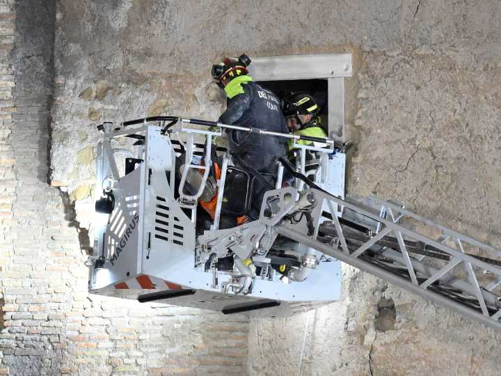 Derrumbe en Roma: 11 horas entre los escombros de una torre medieval y el peor final