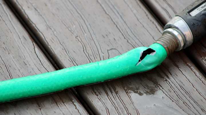 Prevent A Garden Hose From Cracking This Winter With A Simple Fix