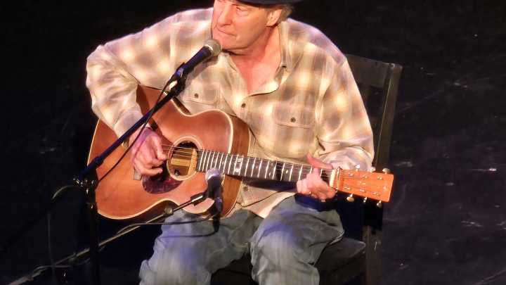 Michigan troubadour Jeff Daniels entertains a sold