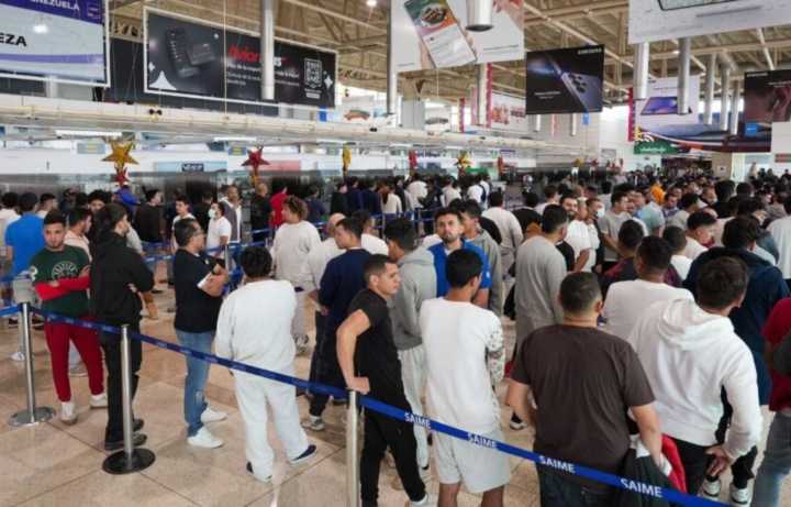 Arribo de un nuevo vuelo con migrantes venezolanos procedentes de EE UU al país