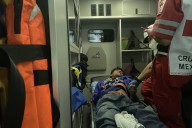 Menor impacta su motocicleta contra camioneta y termina herido, en Saltillo