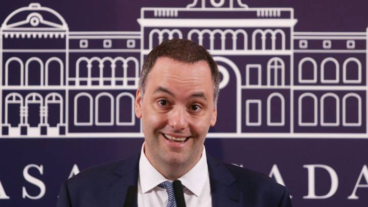 Segundo round: Manuel Adorni volvió a apuntar contra Mauricio Macri