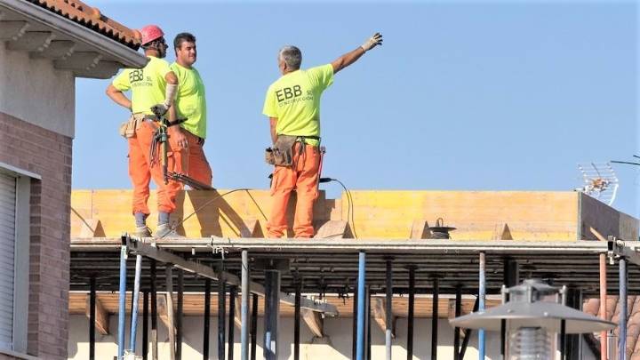 La construcción de Toledo acuerda subida salarial del 7% y más protección térmica