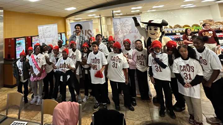 Cavs center Jarrett Allen hosts Meals + Math Thanksgiving event: Video