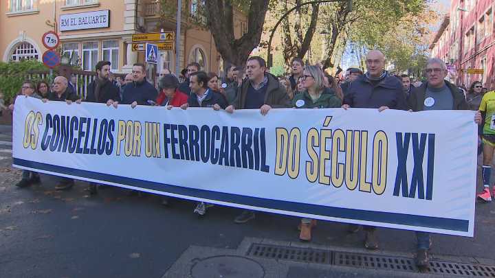 Multitudinaria manifestación en Ferrol por "un tren do século XXI"