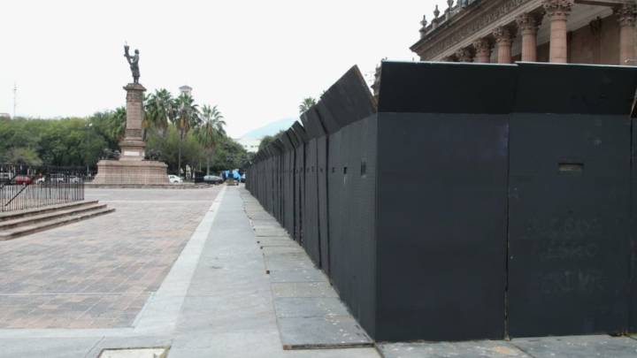 Blindan Palacio de Gobierno ante marcha contra la violencia a las mujeres