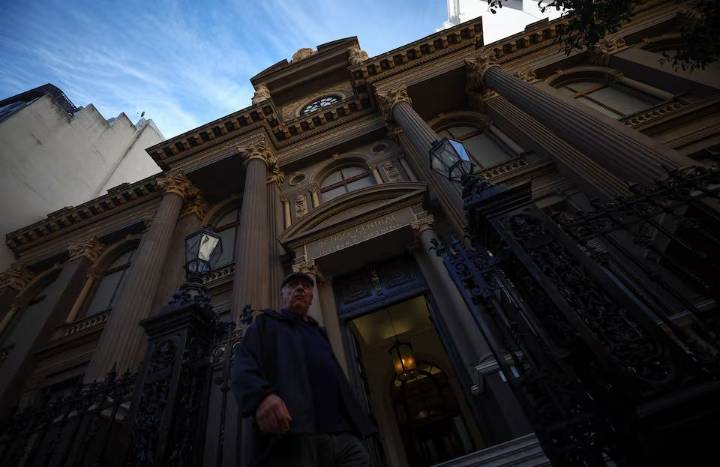 Deuda: con reservas negativas, Argentina enfrenta un nuevo vencimiento con el FMI