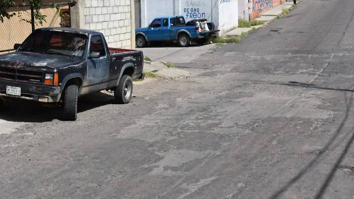 Baches y hoyos causan molestias a vecinos de la calle Encino; la incluirán en programa de pavimentación