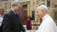 El rector de la Universidad Católica de Santa Fe junto al Papa León XIV: saludo afectuoso y un regalo especial