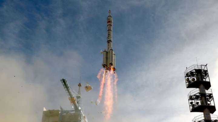 China lanza de urgencia una misión de rescate a la estación espacial Tiangong para traer de vuelta a tres astronautas