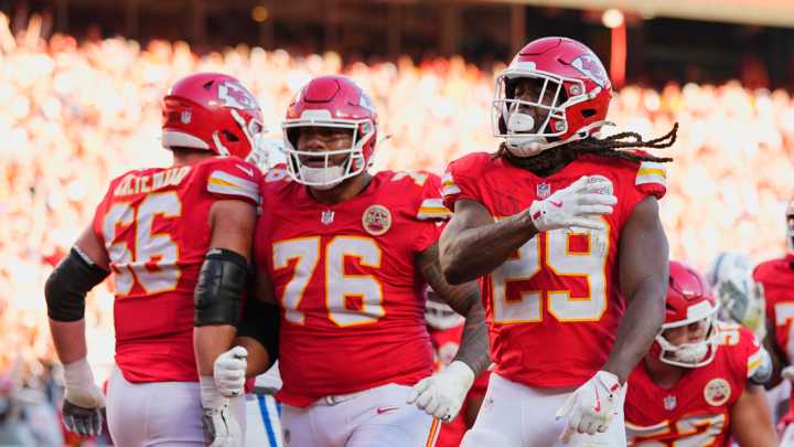 Chiefs rally, beat Colts to stay alive in playoff race