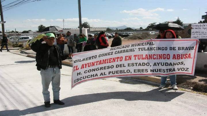 Tulancingo: Comerciantes protestan en Congreso de Hidalgo por aumento de cobro