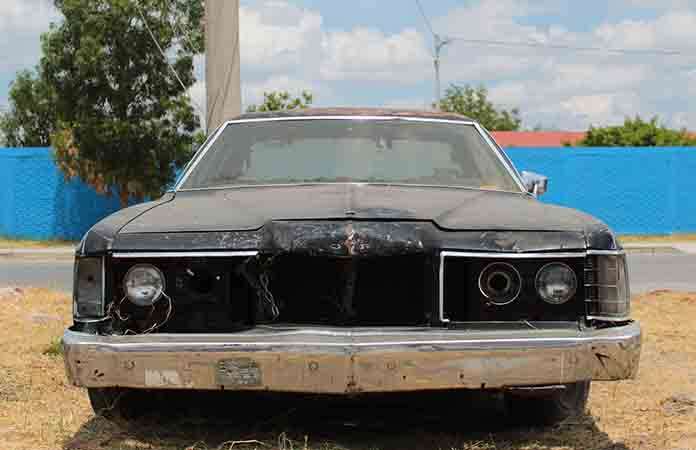 Sigue retiro de carros abandonados en vía pública