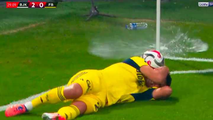 Lluvia de botellas de la afición del Besiktas contra Marco Asensio: el 'karma' se volvió contra los locales con partidazo del español