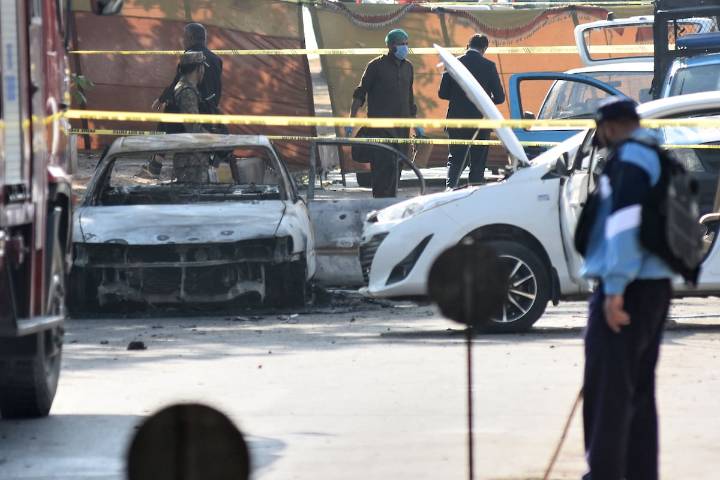 “Que la sharia impere en todo el país”. Atentado suicida en Pakistán: cadáveres en la calle, autos en llamas y al menos 12 muertos