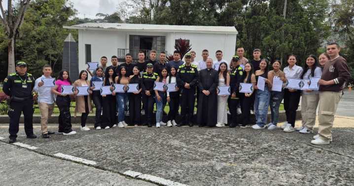 Caldas celebra a 85 nuevos auxiliares de Policía: orgullo y compromiso al servicio de la comunidad