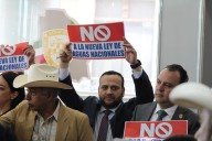 Arturo Medina detiene sesión del Congreso y exige atender a campesinos inconformes por Ley de Aguas