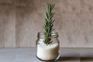 Beneficios. Para qué sirve poner sal gruesa y romero en un frasco dentro de la casa