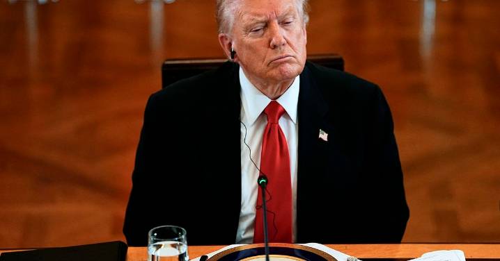 Trump califica de "absurda" la orden federal que le obliga a asignar fondos al programa alimentario