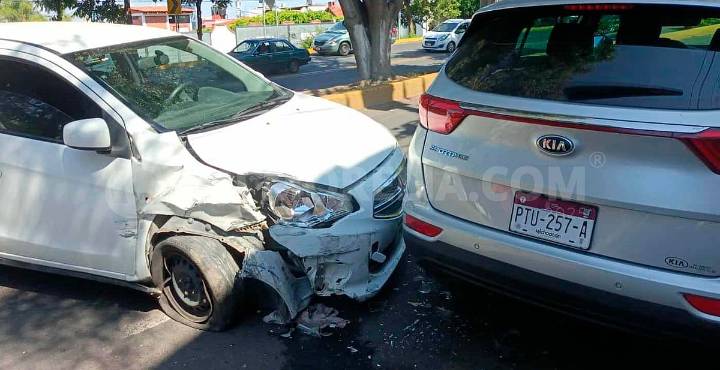 Auto termina destrozado tras doble choque en el Libramiento Sur
