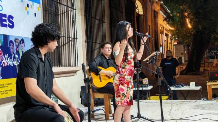 Dúo Ausente crea una atmósfera de romanticismo y nostalgia en el Paseo del Ángel