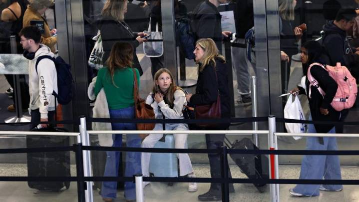 US travelers endure second day of flight cuts as government shutdown lingers