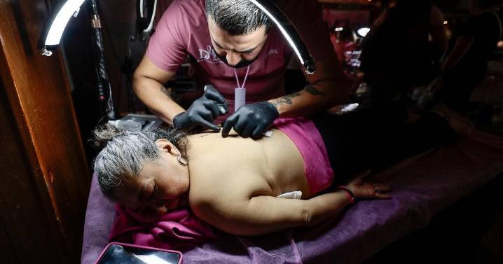 Sanan 'el alma' de los pacientes de cáncer con diversos tatuajes