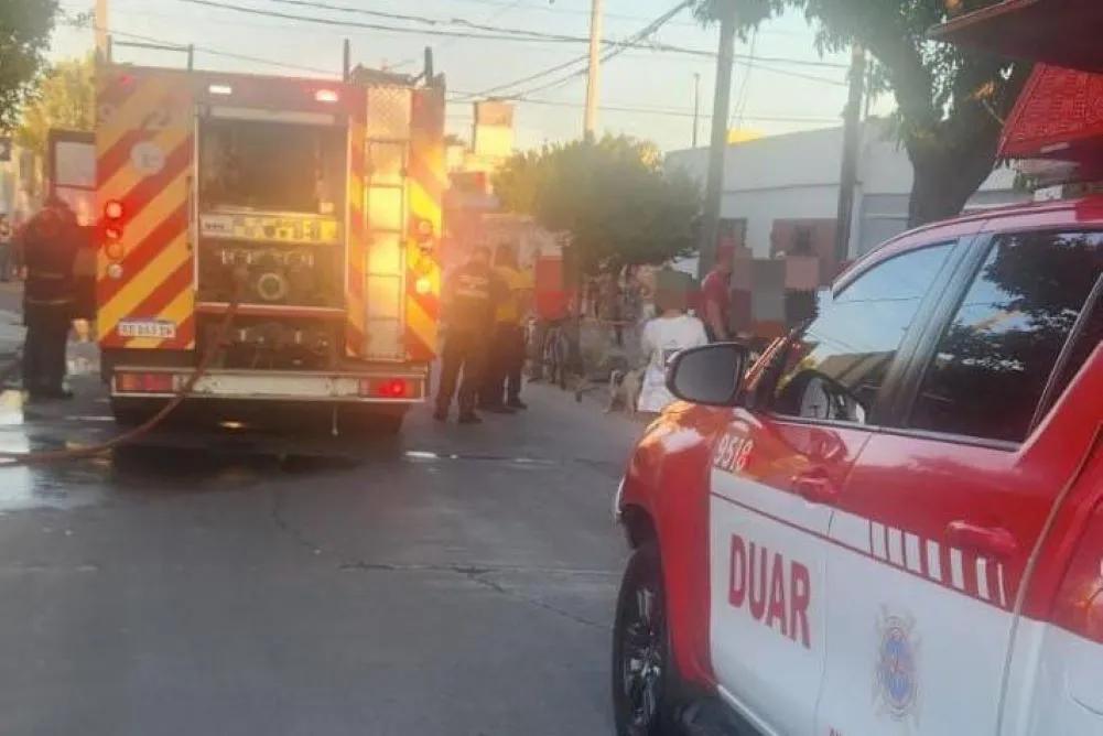 Bomberos contuvieron un incendio en una casa de barrio Urquiza y un niño debió ser hospitalizado