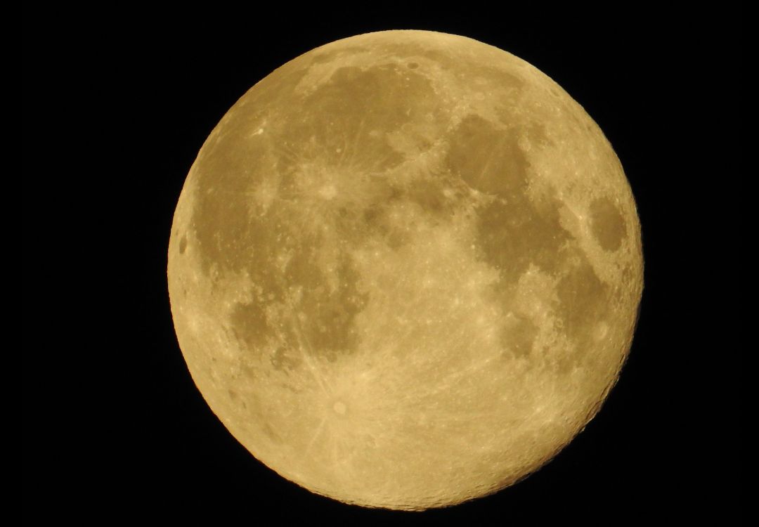 La superluna más grande del 2025 ilumina el cielo esta noche