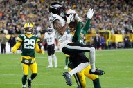 Smith's TD catch helps Eagles beat Packers 10