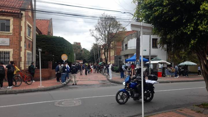 Estudiantes de la Universidad Católica de Colombia fueron evacuados por amenaza de bomba