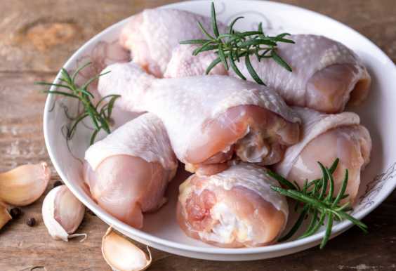 Según lo informado por Sociedad de Agricultores de Colombia (SAC) en el Foro Colombia Rural 2025, la proteína que más consumen los colombianos hoy es el pollo (y también el huevo asociado a la avicult