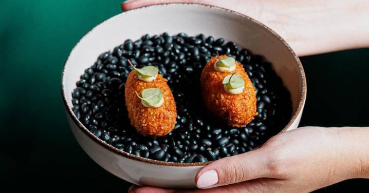 Así se prepara la mejor croqueta de Málaga en 2025: la receta de 'Los Pablos' con sabor a 'Plato de los Montes'