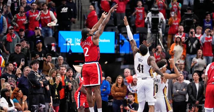 Kawhi Leonard wins it at buzzer, Clippers hold off hot