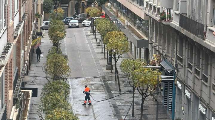 La Paradoja de León: Limpian calles con mangueras bajo la lluvia