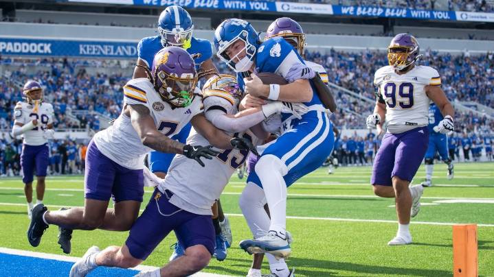 McGowan's three touchdowns power Kentucky to win