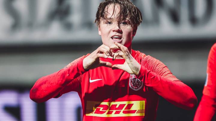 Schjelderup, del Benfica, confiesa haber compartido un vídeo íntimo por una menor