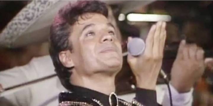 Esto costó el icónico traje negro y dorado de Juan Gabriel en Bellas Artes